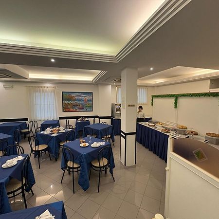 Hotel Sport Римини Екстериор снимка