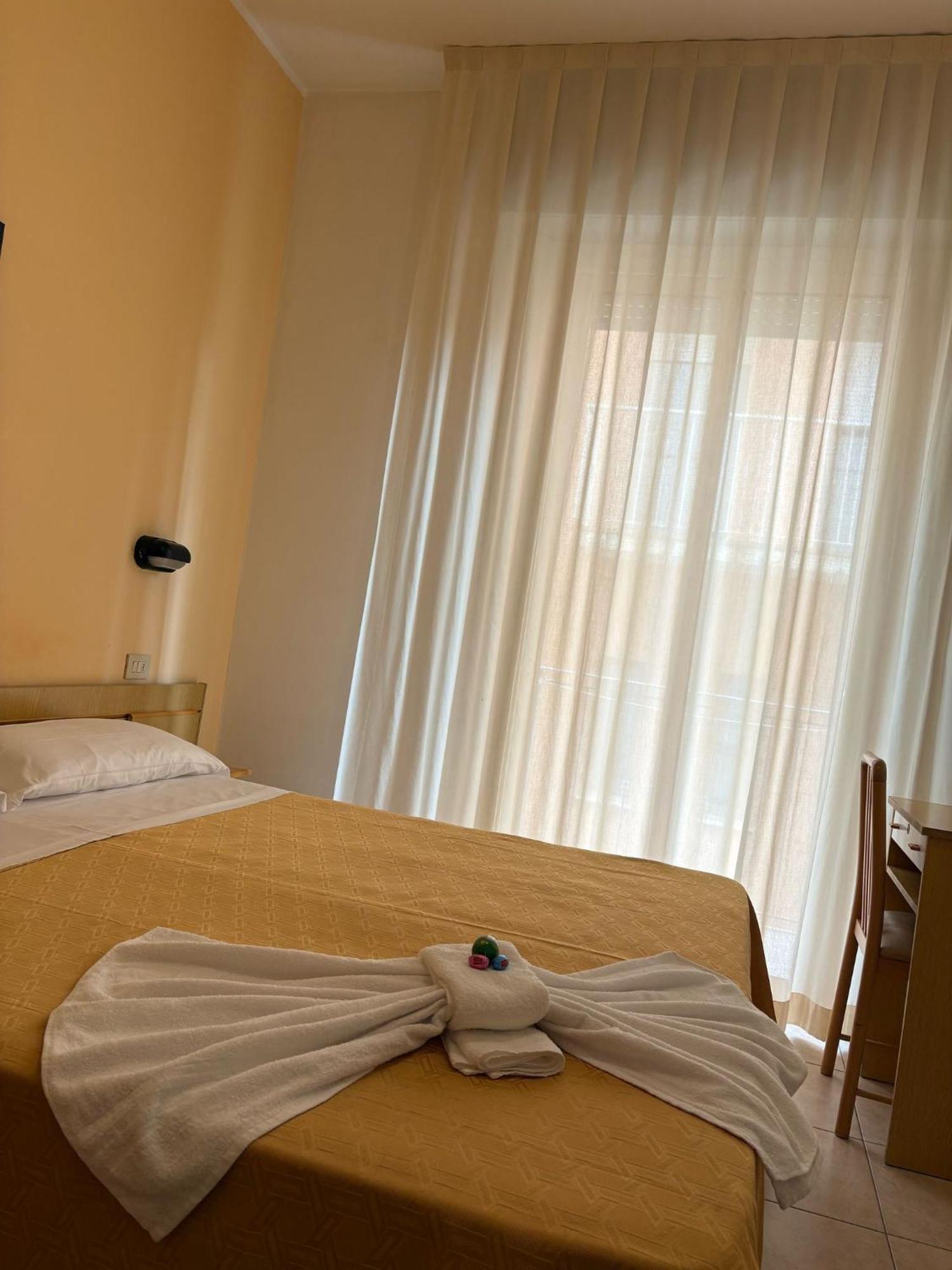 Hotel Sport Римини Екстериор снимка