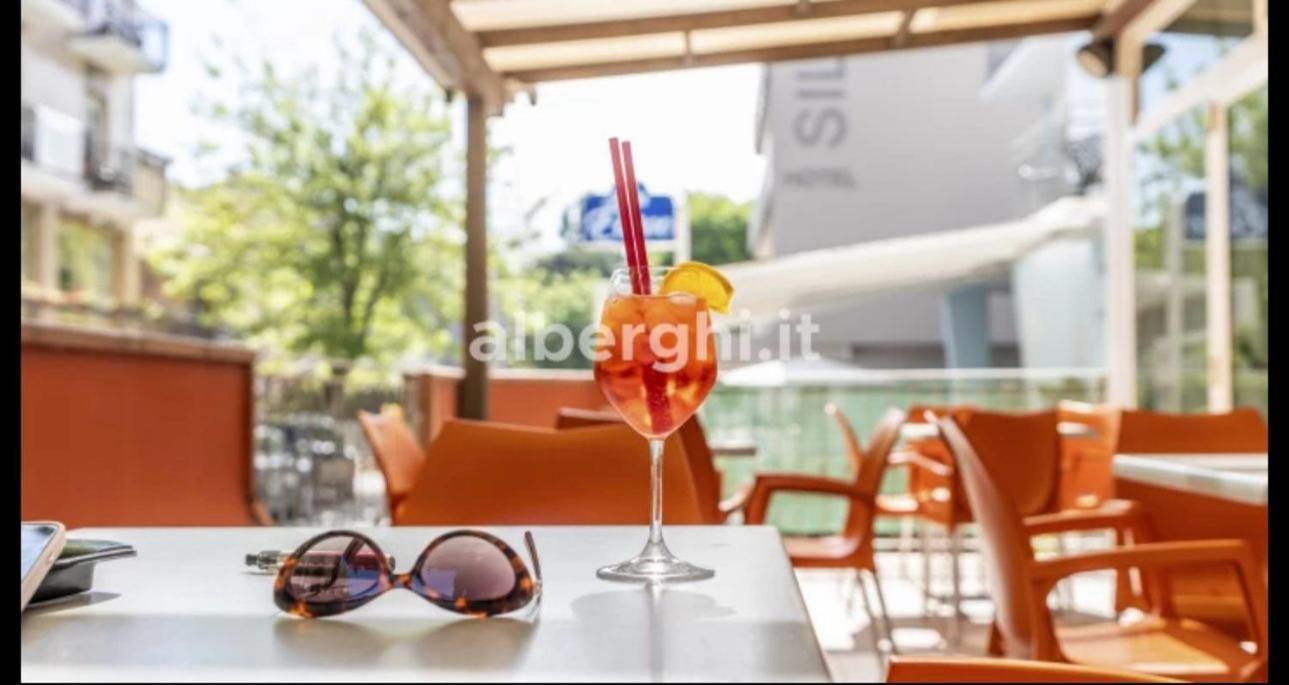 Hotel Sport Римини Екстериор снимка