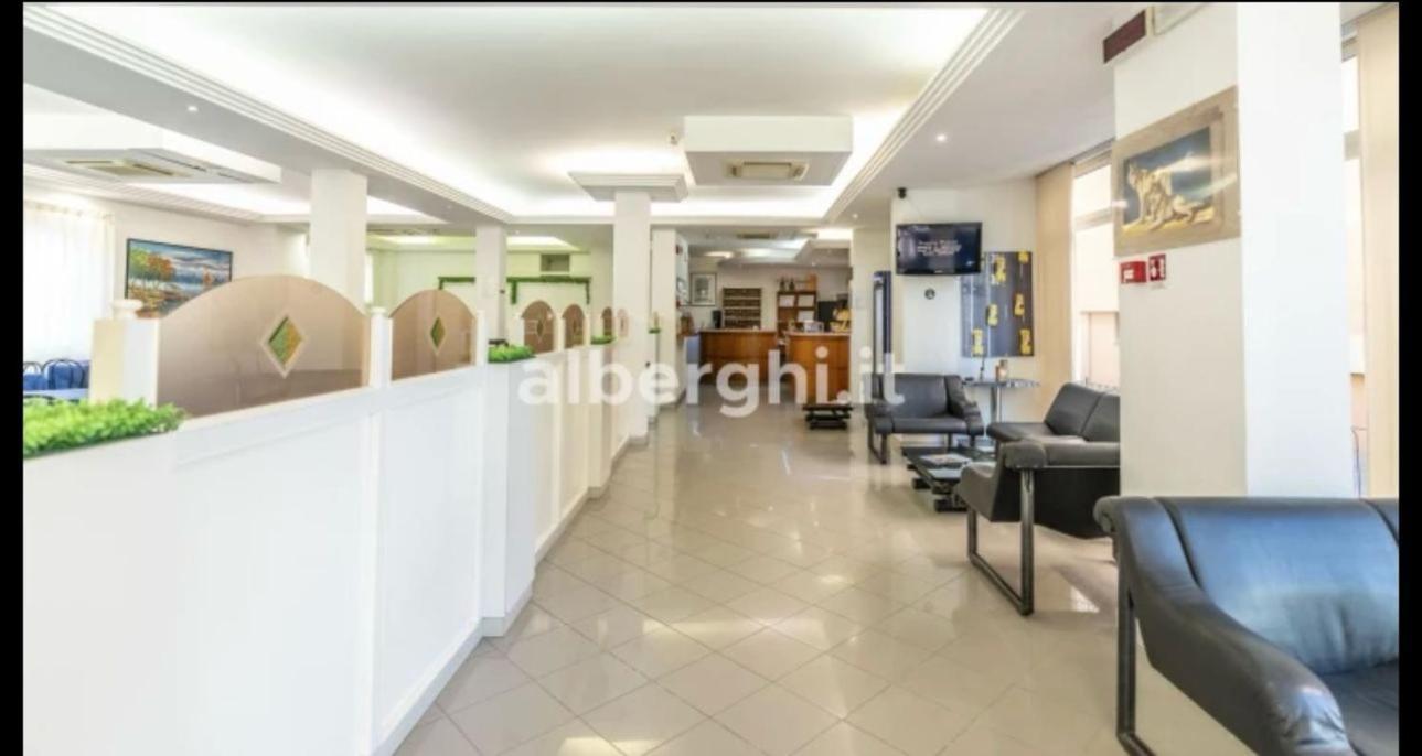 Hotel Sport Римини Екстериор снимка