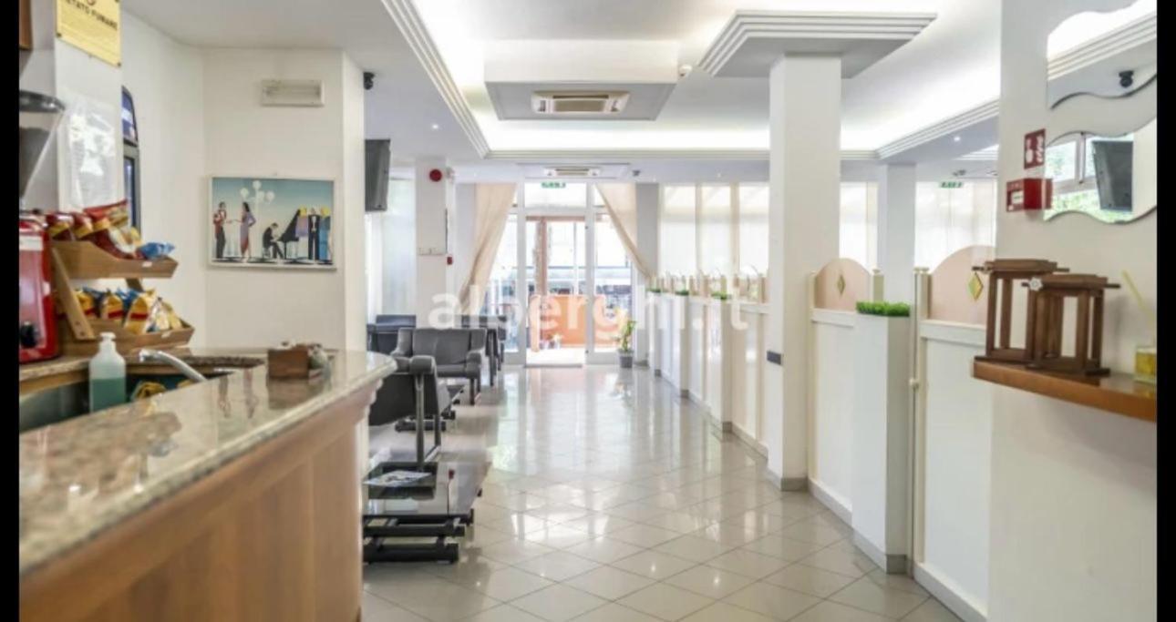 Hotel Sport Римини Екстериор снимка