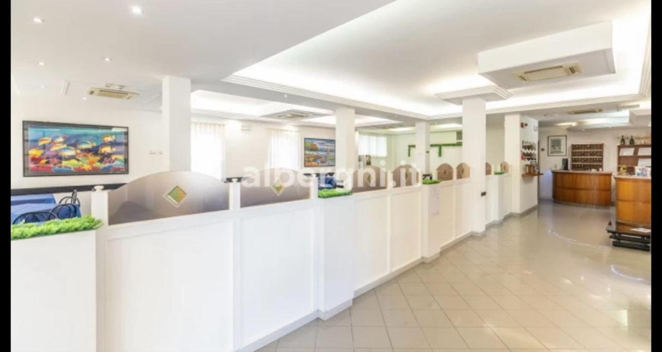 Hotel Sport Римини Екстериор снимка