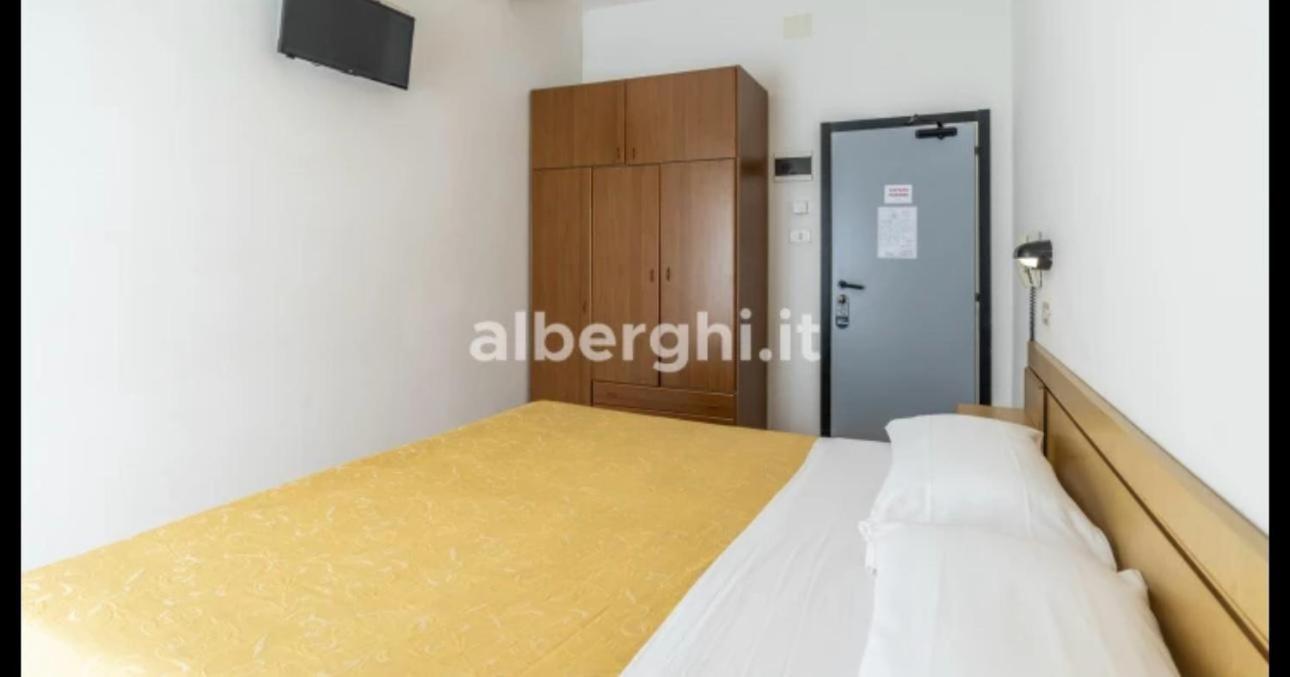 Hotel Sport Римини Екстериор снимка