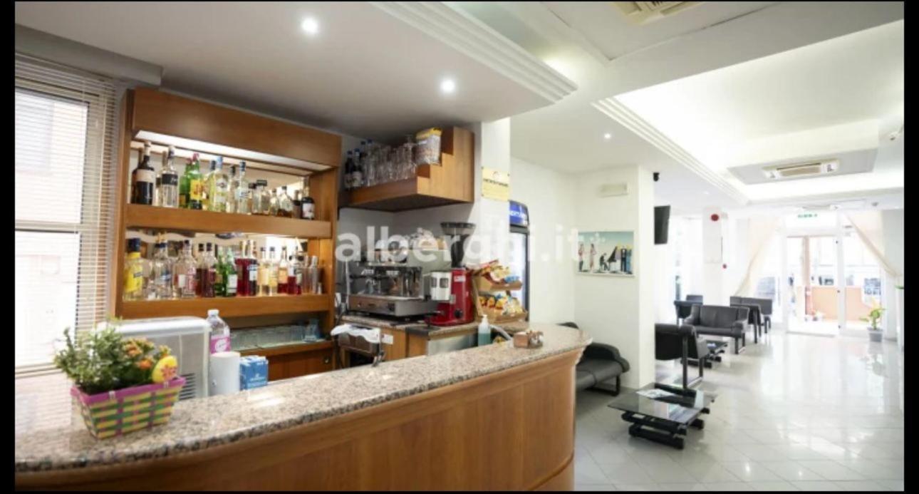 Hotel Sport Римини Екстериор снимка