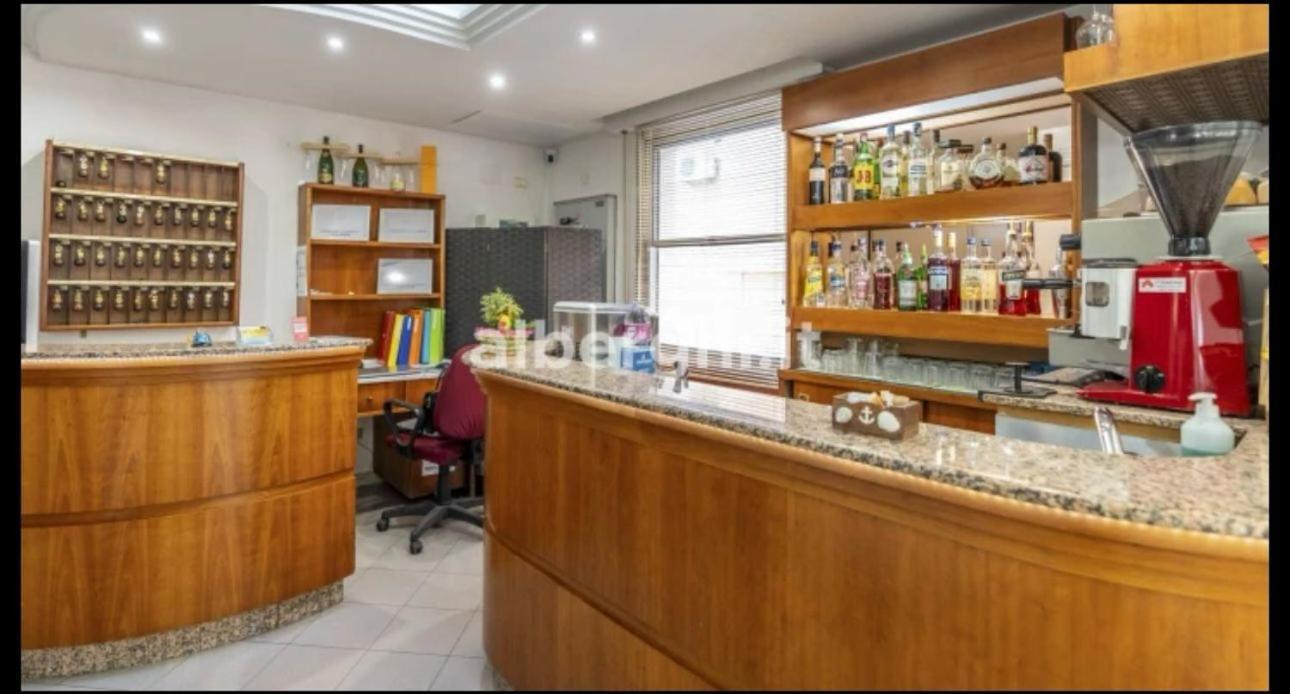 Hotel Sport Римини Екстериор снимка