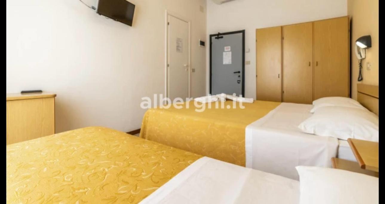 Hotel Sport Римини Екстериор снимка